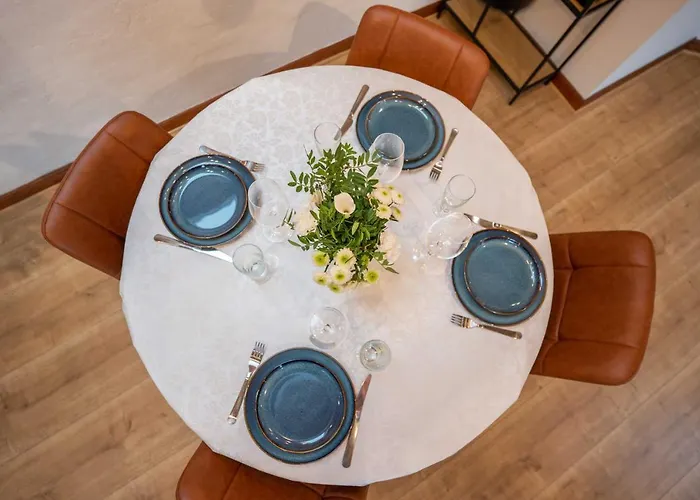 Skylight Lodge - Private Terrace, Free Parking & Walk To City